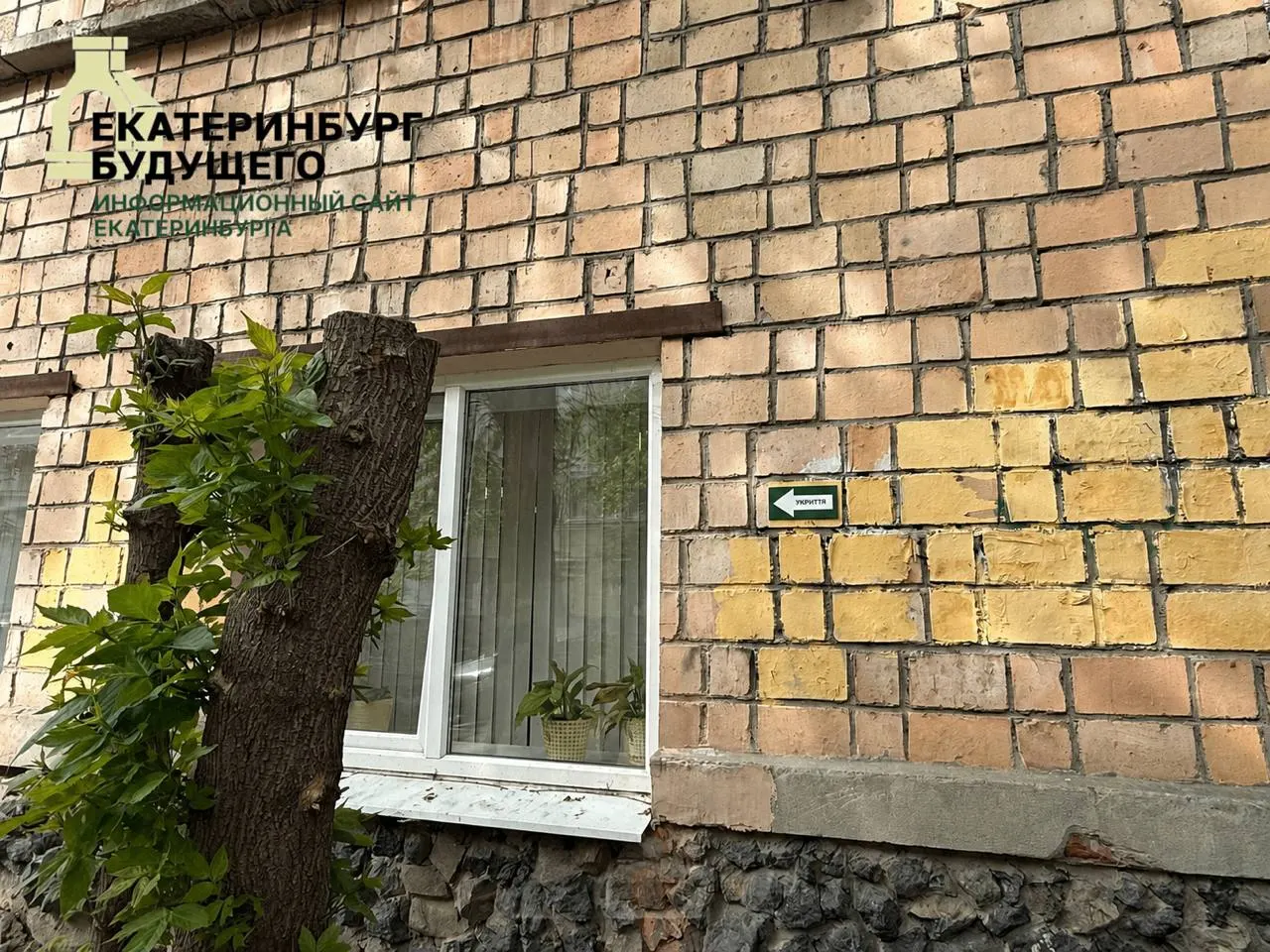 В регионе прописали, какие помещения можно использовать как укрытия, минимальные параметры потолков и площади на человека, а также требования к запасам воды, освещению и максимально допустимому времени пребывания — до 12 часов.