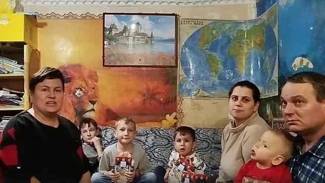 После восьми лет судебных тяжб и административных проволочек мать семерых детей добилась переселения из аварийного дома — семье выдали благоустроенное жильё.