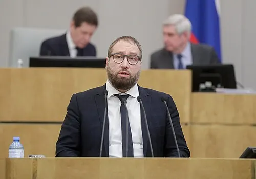 Член комитета по информационной политике заявил, что зарубежная платформа якобы препятствует доступу российских пользователей и посоветовал срочно переходить на отечественные репозитории.