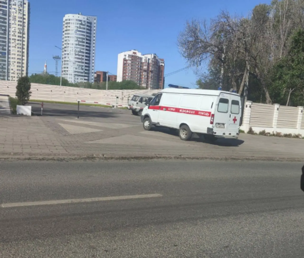 Утром 18 мая автомобиль скорой помощи объехал пробку по встречной полосе с мигающими маячками и сиреной, припарковался у кафе и уехал — внутри не было бригады. Жители просят Минздрав провести разъяснительную работу с водителями.