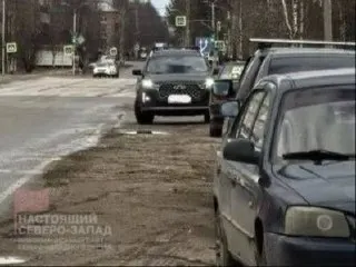 Муниципальные власти признают: на полноценный ремонт дорог денег нет. На 2026 год запланирован лишь ямочный ремонт общей площадью 600 м², поэтому жителей просят аккуратно относиться к городской инфраструктуре.