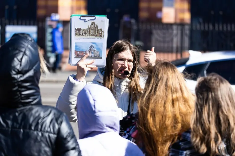 Туристический бум в Калининградской области привёл к притоку новых гидов — от бывших военных до таксистов. Официальную аттестацию прошли лишь немногие, а гибкие форматы работы и нелегальные проводники усложняют рынок услуг.