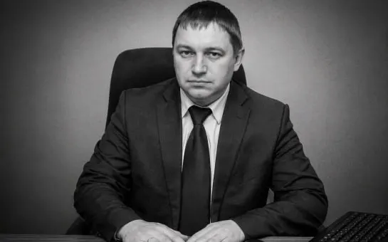 Через два месяца после подписания плана по ликвидации очага опасного заболевания животных 43‑летнего начальника отдела управления ветеринарии обнаружили мёртвым. Документы о карантине носили гриф «для служебного пользования», а режим ЧС не был обнародован.