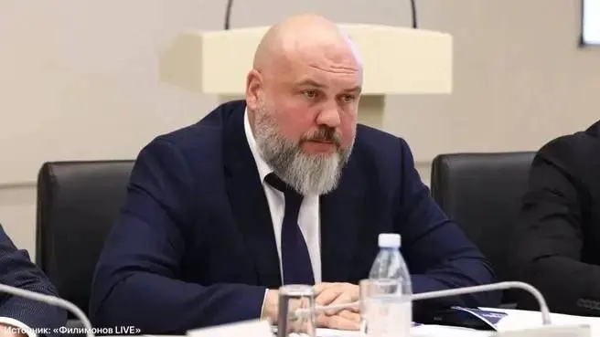 Иван Иноземцев был задержан в Санкт‑Петербурге после конфликта в баре и вскоре ушёл в отставку; губернатор прокомментировал ход проверок и пообещал наказание для причастных.