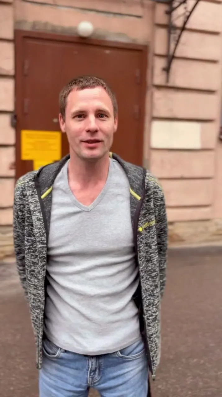Ленинский суд Санкт‑Петербурга вернул протокол по статье о демонстрации «экстремистской» символики. По словам юриста, дело может быть прекращено из‑за истечения срока привлечения к административной ответственности.