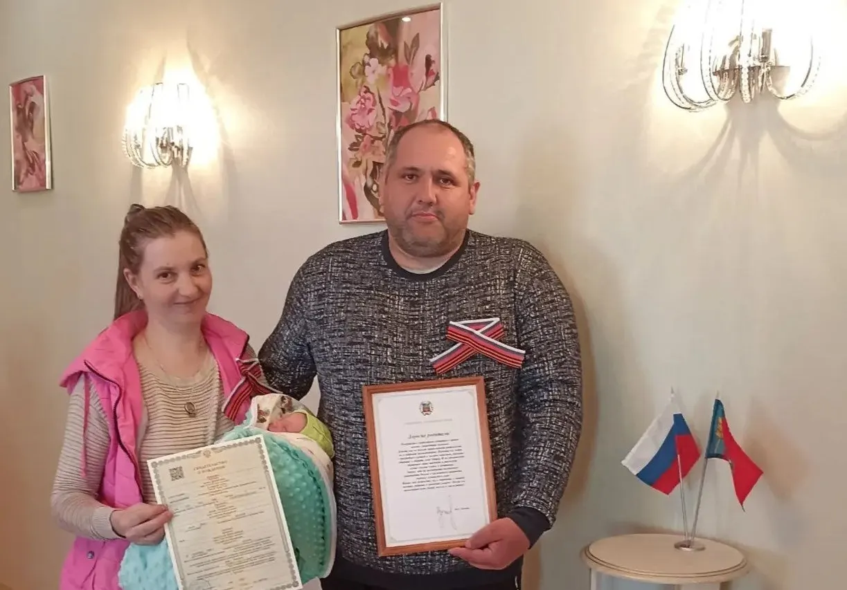 В селе Троицкое зарегистрировали рождение восьмого ребёнка у супругов Горпенко; родители получили свидетельство и поздравление от губернатора Алтайского края.