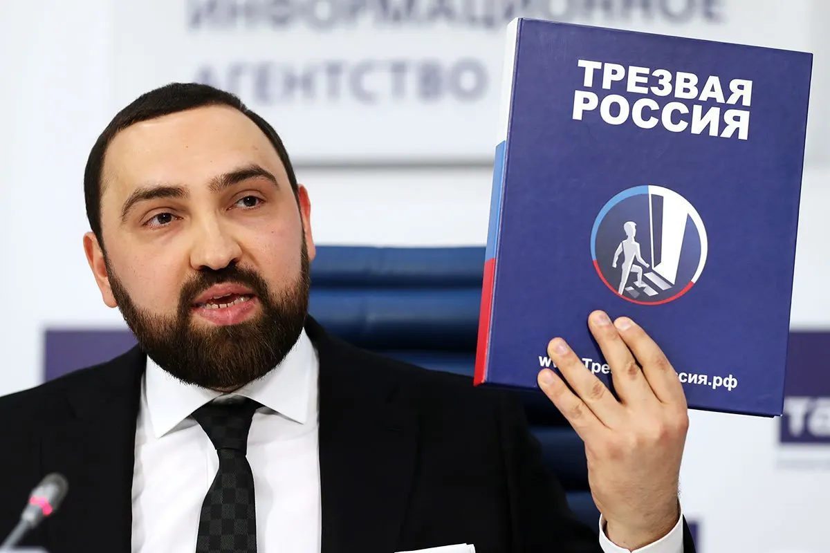 В аэропорту Шереметьево депутат от Дагестана вступил в конфликт с коллегой из Челябинской области и замахнулся на него при свидетелях — пострадавший депутат подробно описал случившееся.