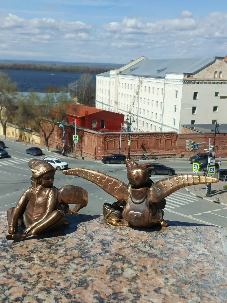 В Самаре несколько декоративных фигур, исчезнувших из городских пространств, снова появились на улицах: их разместили на площади Славы, у филармонии и в сквере Пушкина.