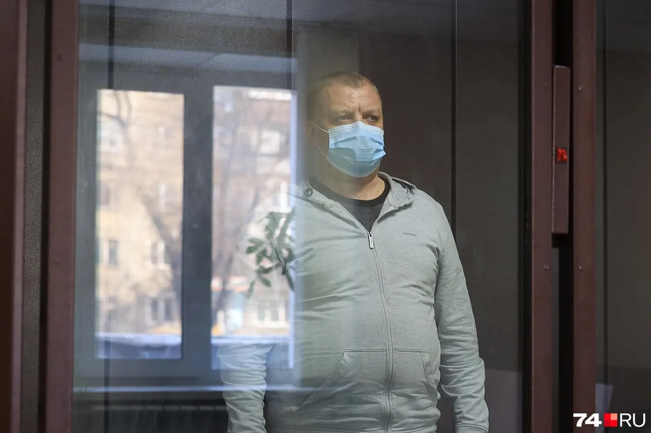 Суд признал виновным экс‑начальника отделения ГАИ Челябинска в систематическом получении взяток от транспортных компаний; ему назначены шесть лет колонии, крупный штраф и лишение звания.