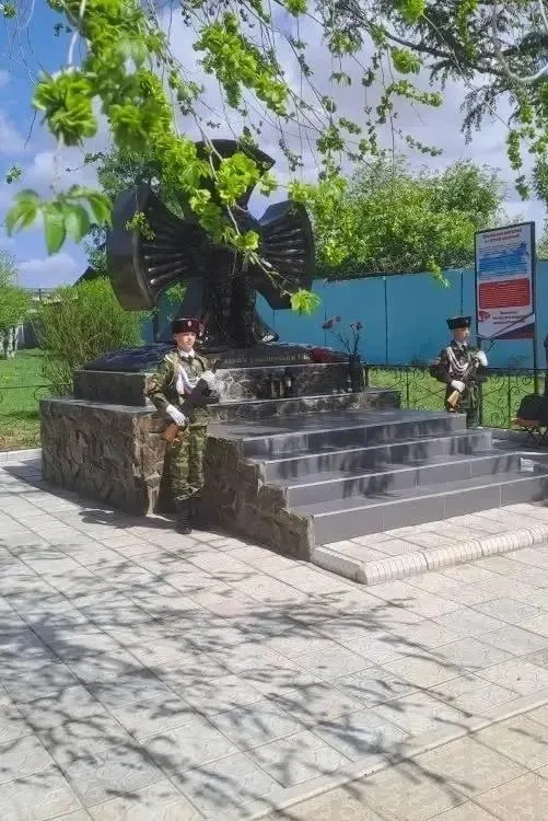 В центре посёлка установили электронный экран с портретами и данными о погибших бойцах. На благоустройство и установку потратили около 400 тысяч рублей, деньги собирали родственники и друзья.