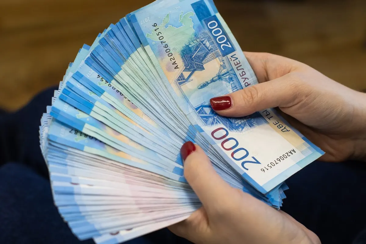 После ареста счетов и ограничения выезда женщина полностью оплатила задолженность по аренде и коммунальным услугам и уплатила исполнительский сбор.
