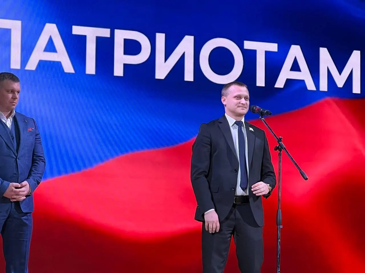 Уголовное дело в отношении депутата краевого заксобрания и его помощника, которых обвиняют в мошенничестве в особо крупном размере, передано в суд. По версии следствия, имели место регулярные выплаты предпринимателю в обмен на помощь в выборах.