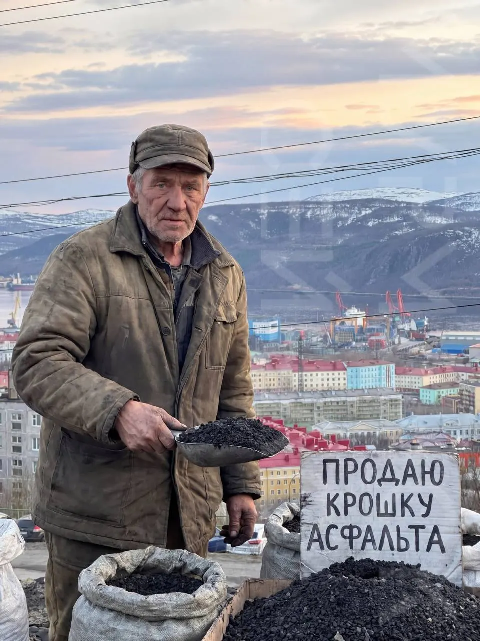 Коммунальные службы предлагают переработанный асфальт для парковок, тропинок и дворов; горожане задаются вопросом, почему покрытие приходится снимать каждый сезон.