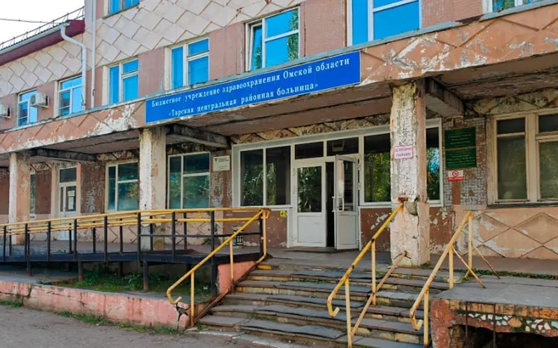 Десять учащихся школы №3 города Тара были доставлены в областную детскую больницу с головокружением, тошнотой и слабостью после повторного проявления симптомов вскоре после выписки из районной больницы.