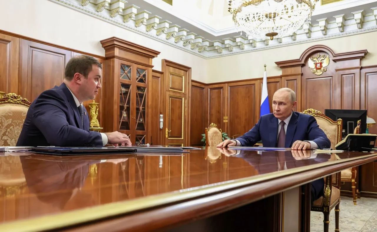 Во время встречи с губернатором Омской области президент сказал, что обсудит с лидером Казахстана возможность очного участия в форуме регионов, который пройдёт в Омске в этом году.