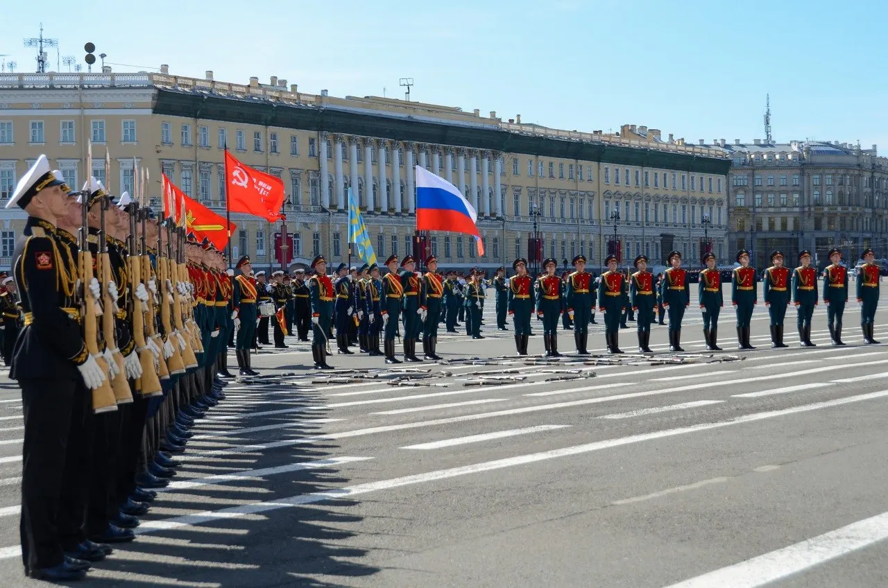 Военный парад состоится на Дворцовой площади и будет доступен по пригласительным, а горожане и туристы смогут присоединиться к шествию «Бессмертного полка» по Невскому проспекту. Праздничный салют запланирован на 22:00.