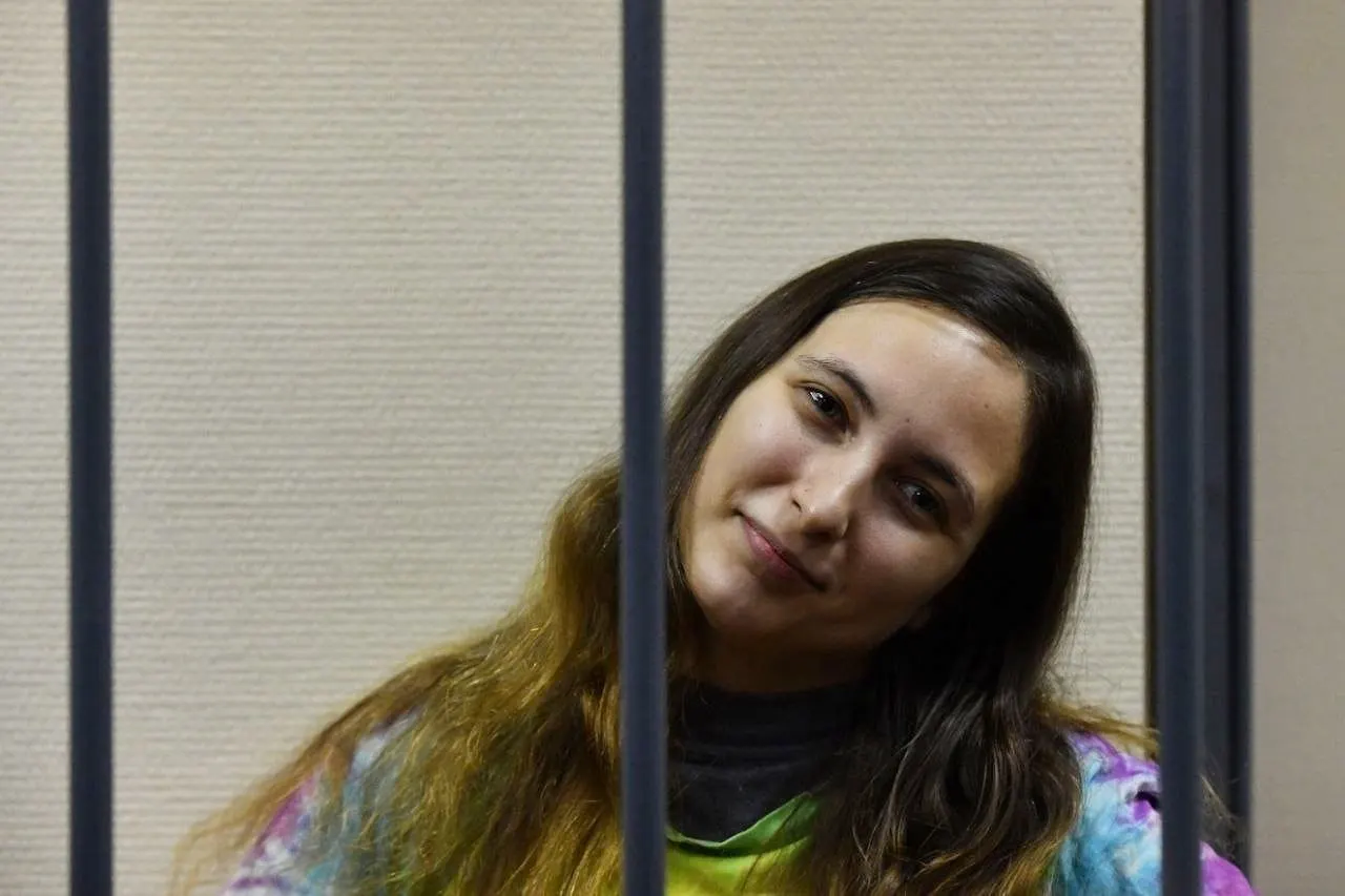 Художница заявила, что письмо призвало включить в обсуждение политзаключённых и отметила, что дискуссия помогла привлечь внимание к сообщениям о пытках Азата Мифтахова; она также прокомментировала отношение к режиссёру и объяснила, что его отсутствие на биеннале — личное решение.
