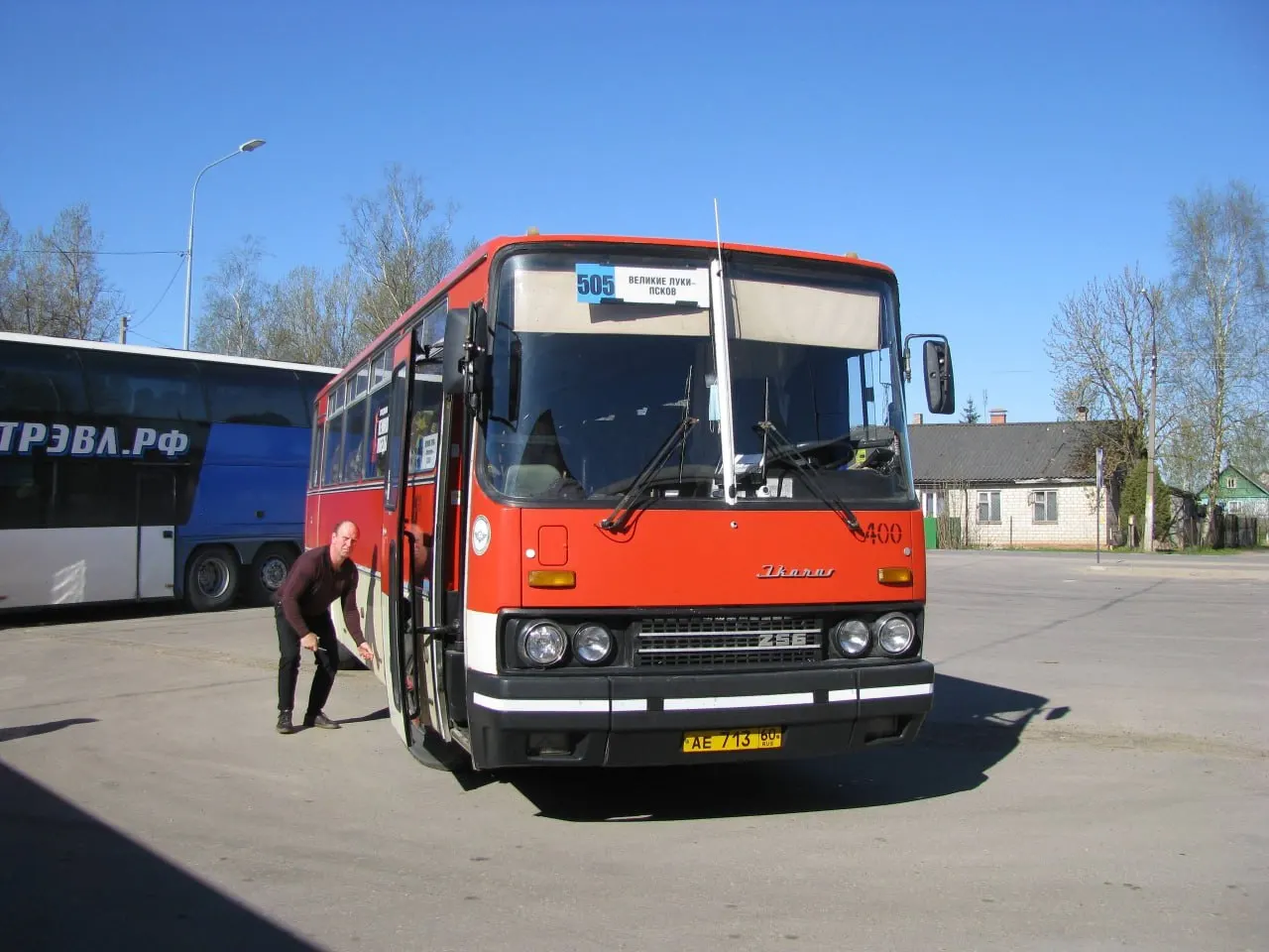 2 мая по маршруту Великие Луки — Псков курсировал старый автобус «Икарус-256», приписанный к Бежаницкому филиалу Псковпассажиравтотранса и следующей каждые три дня.