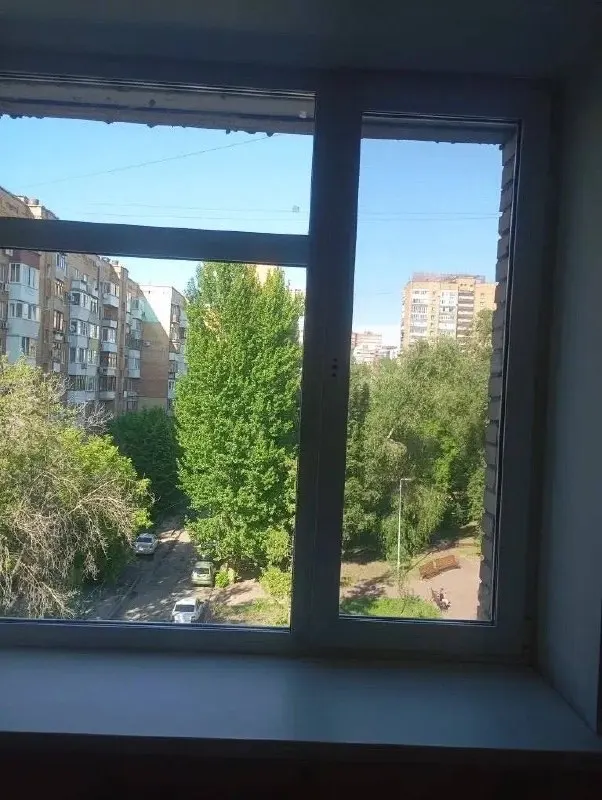 Посетители кардиологического кабинета на четвёртом этаже жалуются на сильную духоту: окно не закрывается, врачи работают с вентиляторами, а люди с сердечными заболеваниями испытывают дискомфорт в очередях.