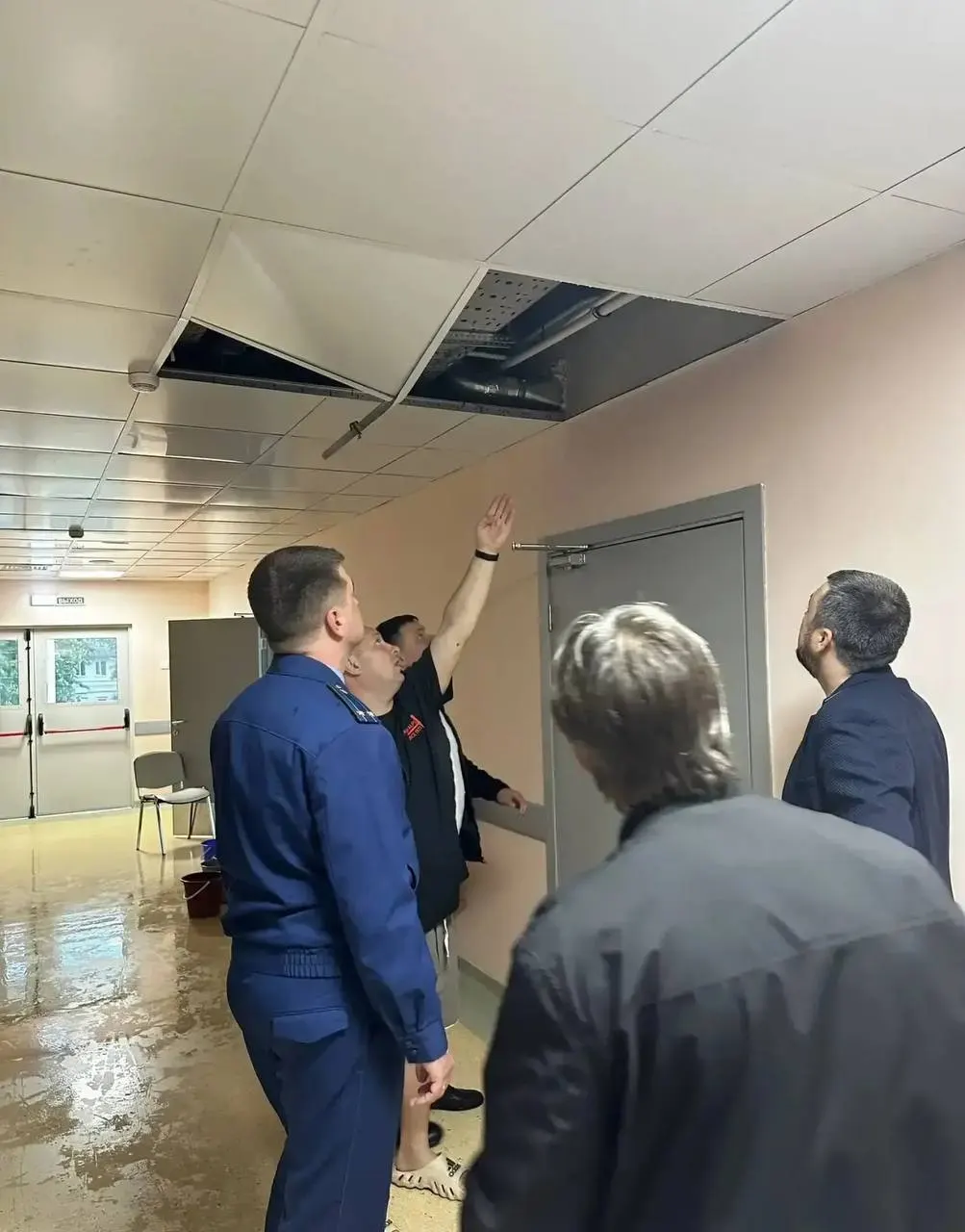 В новой трёхэтажной поликлинике станицы Павловской вода затопила здание до второго этажа. Предварительная причина — разрыв ливневой системы; прокуратура начала проверку качества работ.