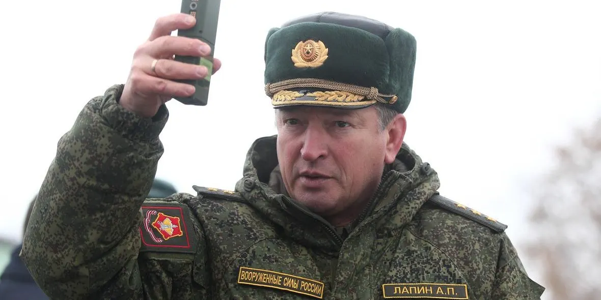 Экс‑генерал-полковник Александр Лапин, уволенный с постов в Центральном и Ленинградском военных округах, рассматривается как кандидат на пост председателя комитета Госдумы по обороне. Ранее его критиковали за ряд решений и инцидентов во время службы.