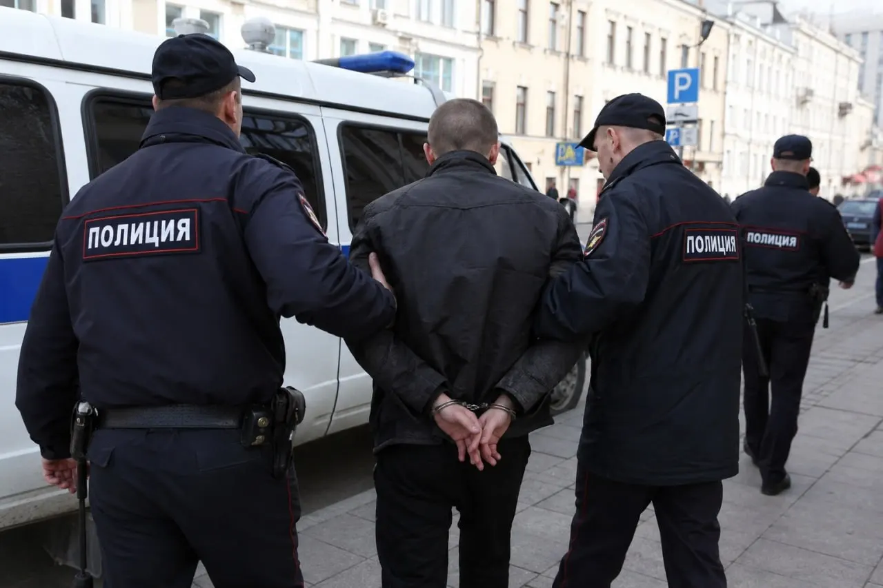 На улице Карима Тинчурина 21-летний мужчина напал на подростка. Прохожие вмешались и вызвали скорую — ребёнка удалось спасти; нападавший арестован и обвинён в покушении на убийство.