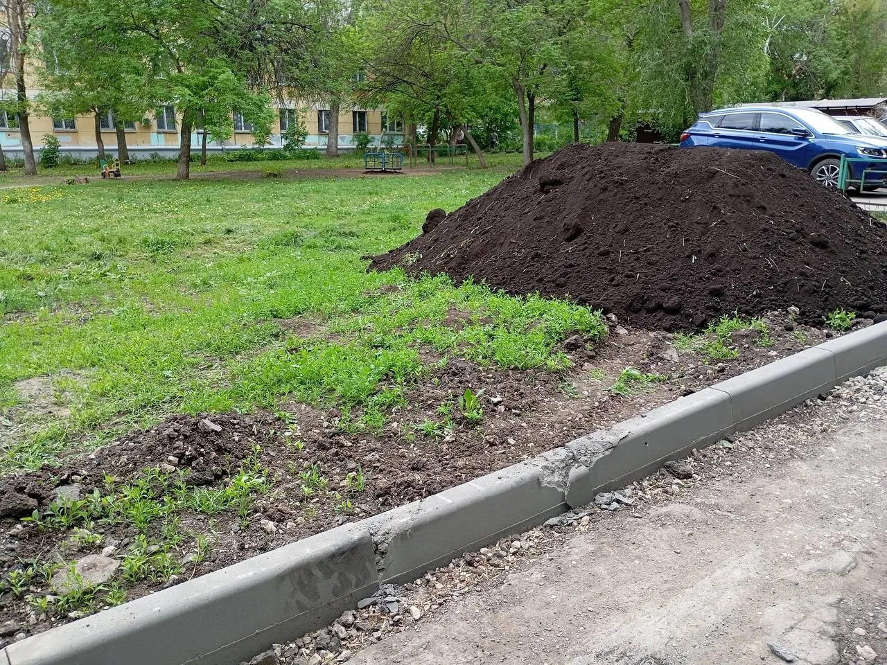 После ремонта ввода в дом на Средне‑Садовой, 12 водитель КамАЗа раздавил бордюры. Жители просят восстановить плитку и привлечь нарушителя к ответственности.