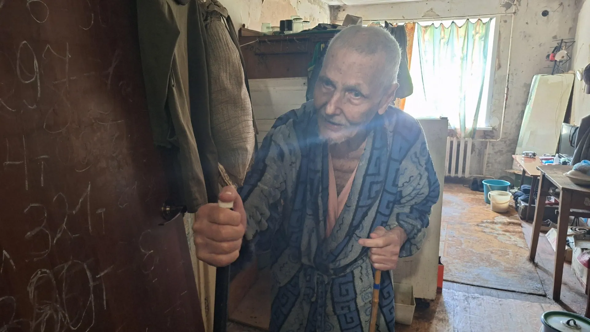 Одинокий пенсионер почти не видит и живёт в ужасных условиях в коммунальном общежитии — горячая вода отсутствует, а помощи ждать неоткуда.