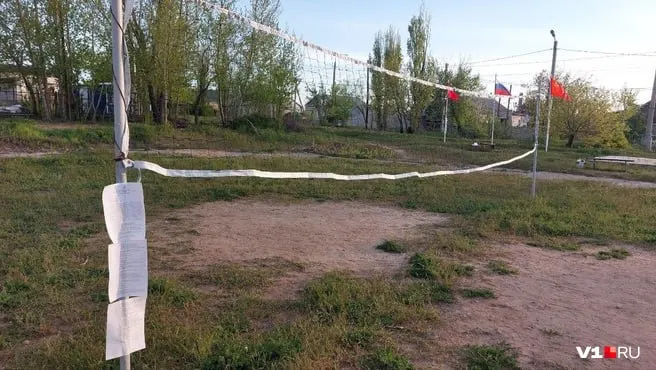В Дзержинском районе администрации поручили убрать с территорий школьного стадиона ворота, качели, столы для тенниса и скамейки, которые местные жители установили своими силами; люди опасаются, что площадку расчистят под застройку.