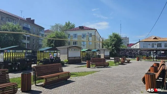 После переноса рынка на новое место потоки покупателей сократились: горожане не делают лишний крюк, аренда места остаётся дорогой, поэтому многие продавцы сворачивают торговлю.