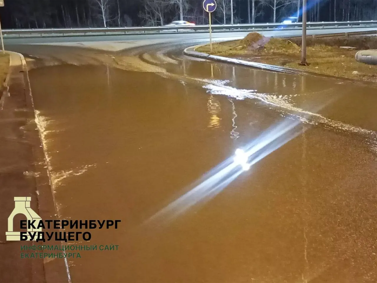 Канализационные стоки в течение двух недель подтопляют проезжую часть улицы Муранова; жители жалуются на запах, размыв основания дороги и отсутствие ремонтных бригад.
