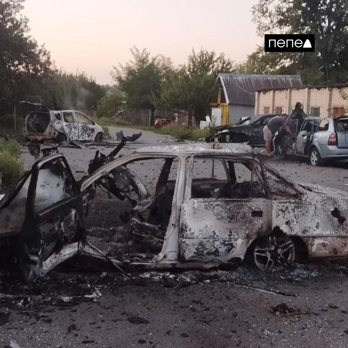 Жители малочисленного посёлка в Белгородской области покидают дома из‑за ночных атак беспилотников: остаются в основном пожилые, не работают школа и детсад, нет нормальной связи, власти пока не переселили население.