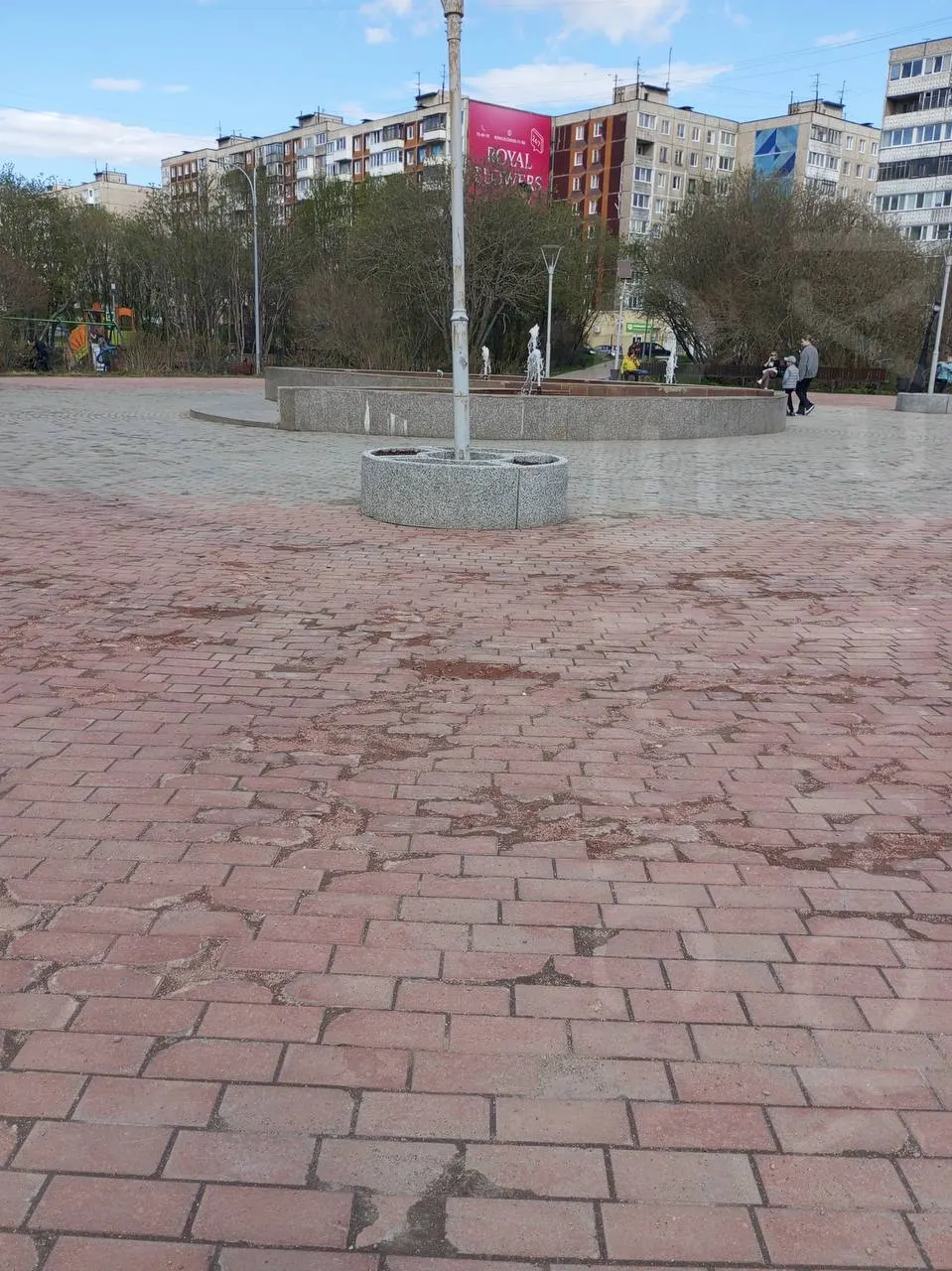 Приехавший в Мурманск москвич пожаловался на состояние города — от ржавых фонарей до разбитой плитки — и призвал горожан требовать от властей зарплаты и услуг на уровне Москвы. Местные усомнились в точности описания.
