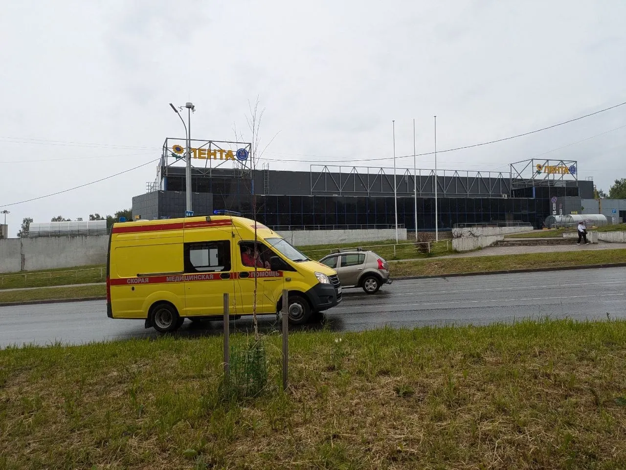 На Кирпичном проезде в Петрозаводске мужчина, строивший собственный дом, сорвался со строительных лесов со второго этажа и погиб на месте. Следственный комитет Карелии проводит проверку обстоятельств происшествия.
