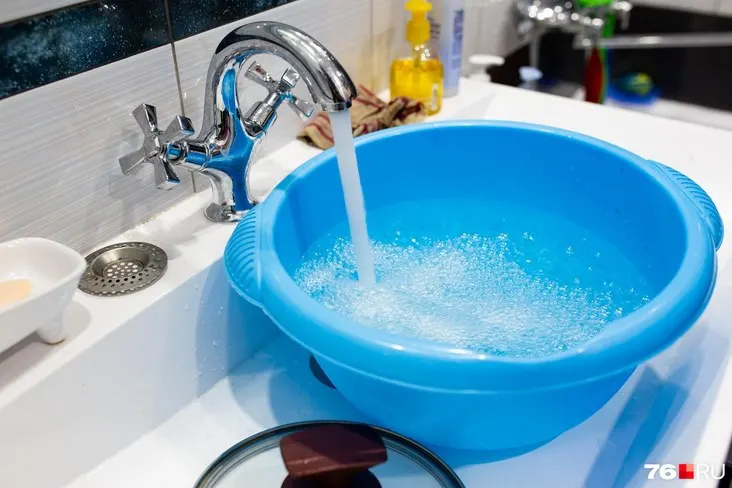 Горячее водоснабжение в Кировском, Ленинском и Дзержинском районах не возобновили после недельных гидравлических испытаний: обнаружено более ста дефектов, на местах работают пять ремонтных бригад, сроки ремонта не называются.