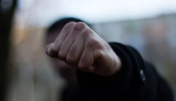 В ночь на 3 мая в баре на улице Чайковского на посетителя напали несколько человек. Пострадавший получил серьёзные травмы лица и просит очевидцев позвонить по номеру +79212641700.