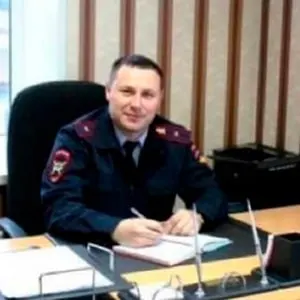 Бывший руководитель отдела красноярской ГИБДД признан виновным в получении крупных взяток в составе организованной группы: полицейские брали деньги за выдачу «красивых» автомобильных номеров. Суд назначил 4 года колонии строгого режима.