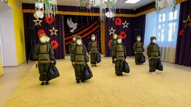 На праздничном утреннике в одном из вологодских детских садов детям дали номер, в котором они танцевали с пакетами. Родители называют постановку шокирующей и неприемлемой.