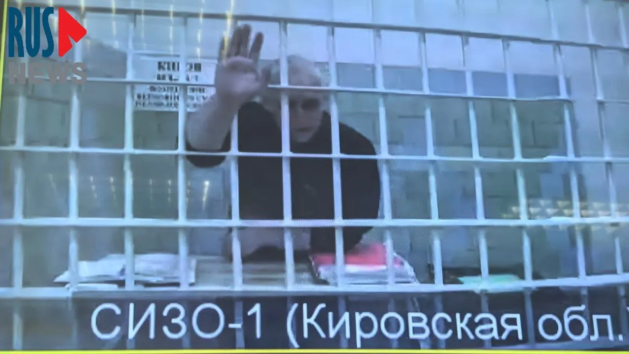 Бывший сотрудник МВД Сергей Ведель (Клоков) жалуется, что не получает письменные и аудиоматериалы дела; прокуратура требует увеличить срок с 7 до 11 лет. Заседание Мосгорсуда отложили.