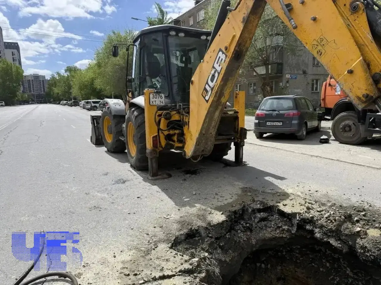 На улице Елькина провалился асфальт рядом с зданием Минтранса: часть дороги перекрыта, на месте работают коммунальные службы. В городе фиксируют серию подобных провалов, причиной называют изношенные инженерные сети.