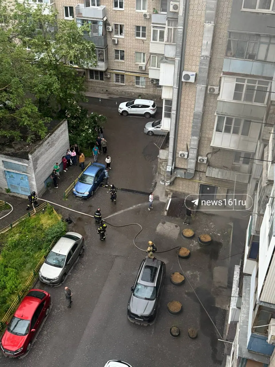 Во дворе дома на Стачки, 35 произошёл пожар — наблюдается дым из второго–третьего этажей. Пожарным затруднён подъезд из‑за припаркованных автомобилей, жителей эвакуируют с помощью лестницы.