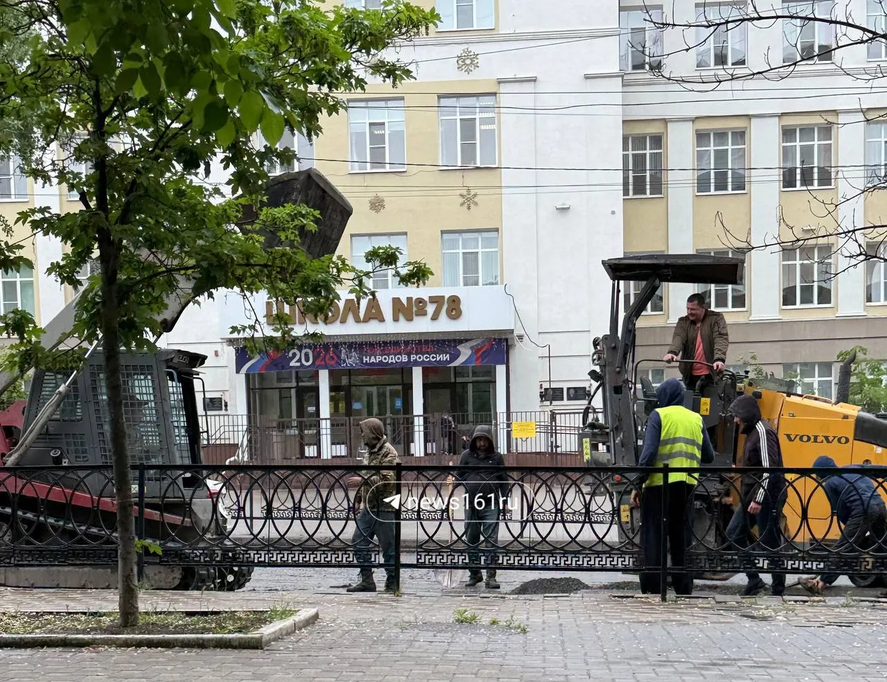 Коммунальщики в Ростове постелили новый асфальт у школы №78, не устранив стоячую воду — снимки с места вызывают вопросы к качеству работ.