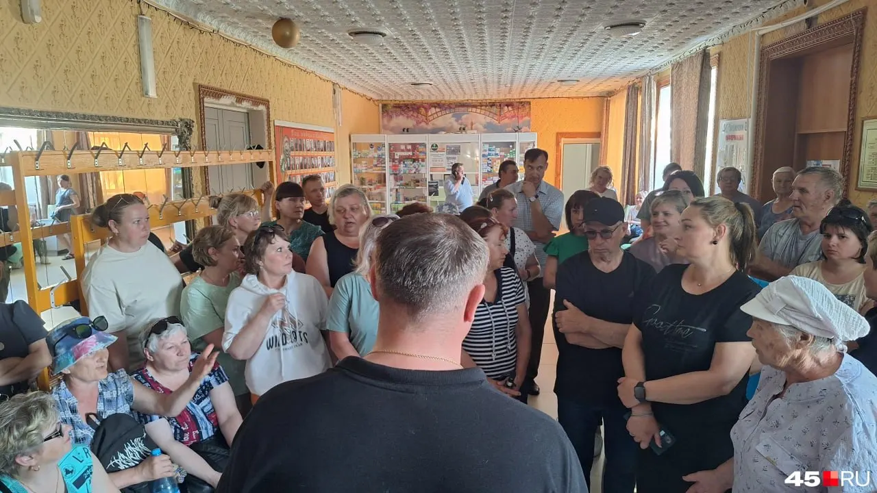 Из-за ареста счетов перевозчика и задолженности перед налоговой маршрут сокращён. С 27 мая утром и вечером по два автобуса будут ходить до железнодорожного вокзала по временного расписанию.