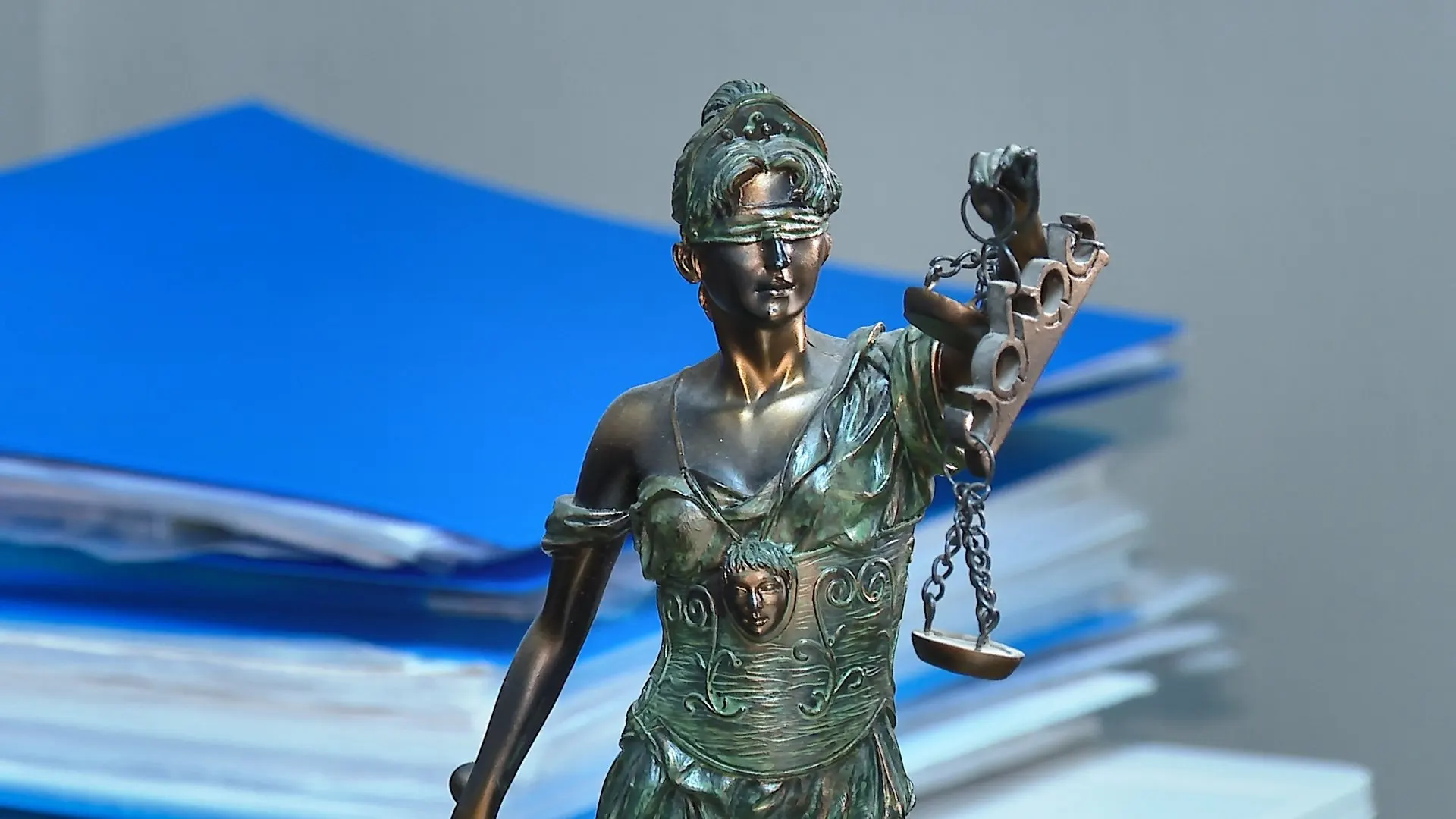 В Калманском районе мужчина был задержан после визита инспектора по делам несовершеннолетних: в доме нашли пять упаковок сушёной конопли, общий вес — свыше 1,7 кг. Суд вынес условный срок по части 2 статьи 228 УК РФ.