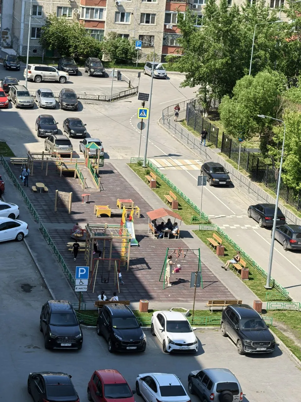 Жильцы дома на улице Красных Зорь, 2 обеспокоены планами убрать единственную во дворе детскую площадку. По их словам, площадке менее 10 лет, она в хорошем состоянии, а управляющая организация недоступна для комментариев.
