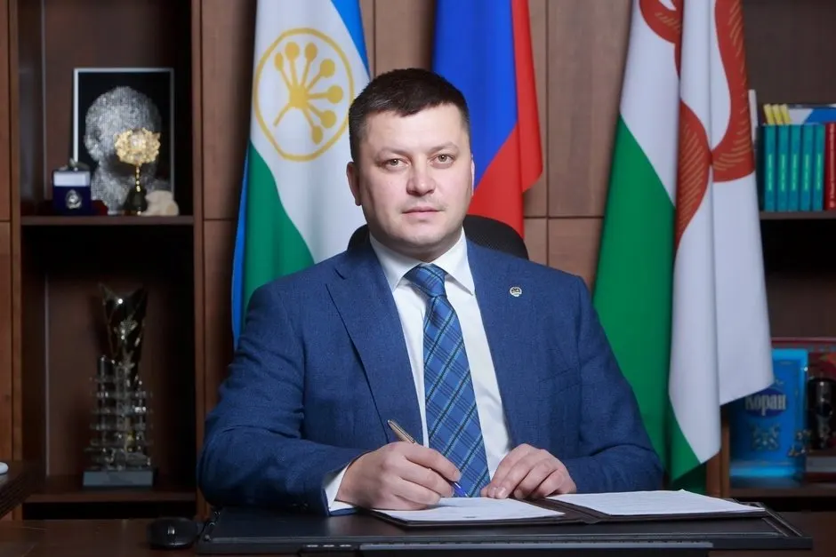 Ратмира Мавлиева, находящегося под домашним арестом по делу о взятке, доставили в больницу с жалобами на боли в сердце. По словам адвоката, 36‑летний чиновник в сознании и проходит стационарное лечение. Ранее он настаивал на своей невиновности и требовал проверки уголовного дела.