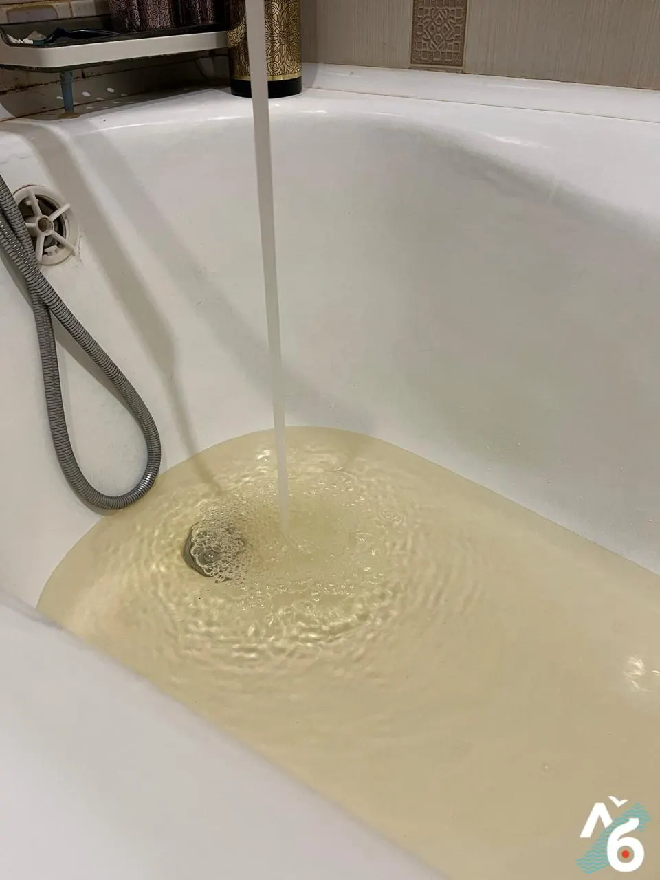 Жители жалуются на мутную воду с запахом; в магазинах почти нет бутилированной воды. Водоканал и мэрия связывают изменения с ремонтом и паводком, Роспотребнадзор пробы не брал.