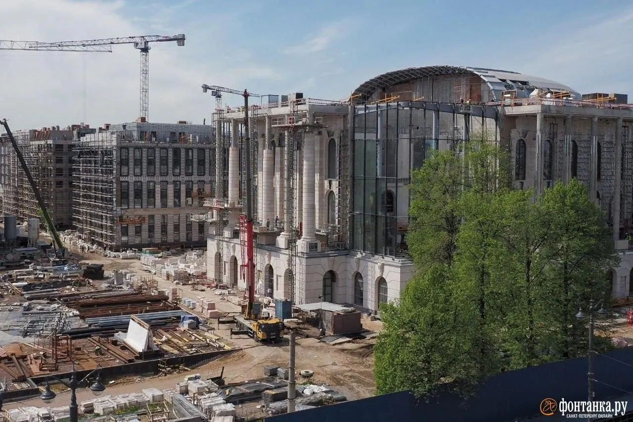 На Тучковом буяне уже сформированы основные корпуса будущего Судебного квартала, однако жилые корпуса для судей продолжают достраивать. Работы профинансировали дополнительно на 5,7 млрд рублей — цена контракта достигла 62,541 млрд руб., срок действия до конца 2028 года.
