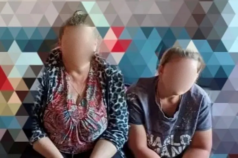 В Рубцовске полицейские задержали двух местных жительниц, которые, по данным правоохранителей, покупали через интернет, фасовали и продавали синтетические наркотики; изъято 0,24 г, возбуждено уголовное дело.