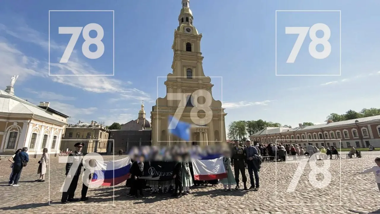 В Санкт‑Петербурге задержали руководителей ансамбля и составили протокол о несогласованном митинге после фотографии детей с флагами — полотнище с крымско‑татарским символом в РФ внесено в перечень запрещённых материалов.